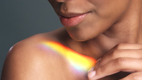 Regenbogenlicht-Auf-Schwarzem-Frauenmodell-Strahlt-Gesund