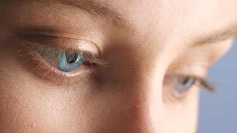Ojos-Azules,-Mujer-Triste-Y-Depresiva-Mirando