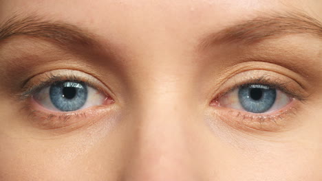 Mujer-De-Ojos-Azules,-Enfoque-Y-Visión-En-El-Cuidado-De-Los-Ojos