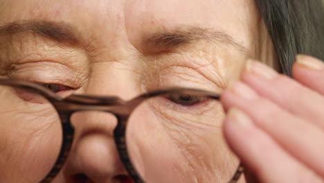 Brille,-ältere-Frau-Und-Müde-Von-Der-Sehhilfe