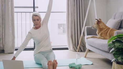 Frau-Praktiziert-Yoga,-Während-Sie-Sich-Ein-Online-Video-Ansieht