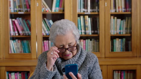 Teléfono,-Redes-Sociales-Y-Mensajes-De-Texto-Con-Un-Anciano