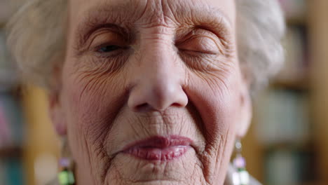 Ältere-Frau,-Gesichts--Und-Lächelnporträt-Mit-Zahnbehandlung