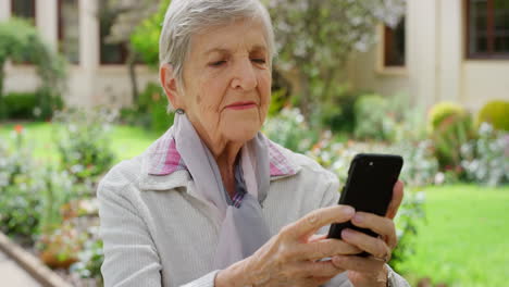 Telefon,-ältere-Frau-Und-Outdoor-Selfie-In-Der-Natur