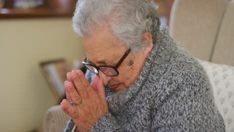 Ruhestand,-Religion-Und-Gebetshände-Mit-Senioren