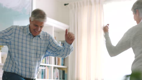 Glückliches-älteres-Paar-Tanzt-In-Ihrem-Wohnzimmer