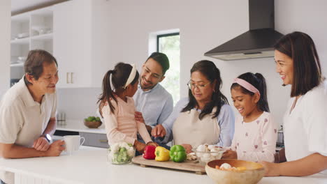 Glückliche-Familie-Mit-Mehreren-Generationen,-Die-Zusammen-Kocht