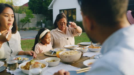 Familie-Mit-Mehreren-Generationen,-Die-Eine-Mahlzeit-An-Einem-Tisch-Teilt
