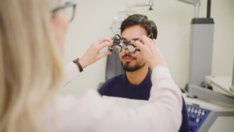 Optometrista-Dando-A-Un-Paciente-Masculino-Un-Examen-De-La-Vista
