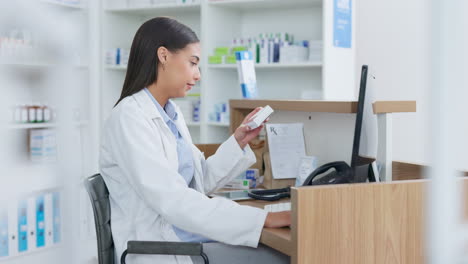 Young-pharmacist-working-on-computer-at-a-pharmacy