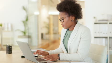 Young-business-woman-browsing-on-a-laptop