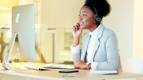 Call-center-agent-consulting-a-client-via-a-video