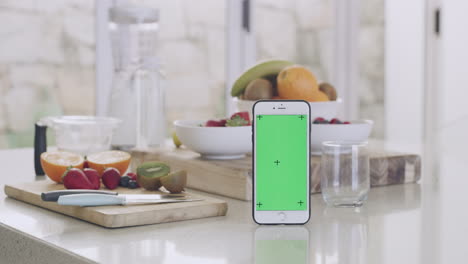 Nahaufnahme-Eines-Telefons-Mit-Grünem-Bildschirm