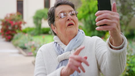 Senior-woman-with-glasses-and-smartphone