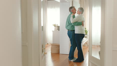 Älteres-Paar-Tanzt-Zu-Hause-Zusammen-Aus-Liebe