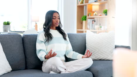 Joven-Mujer-Zen-Haciendo-Meditación-Calmante