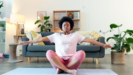 Mujer-Afro-Haciendo-Yoga-Y-Meditación-En-Casa