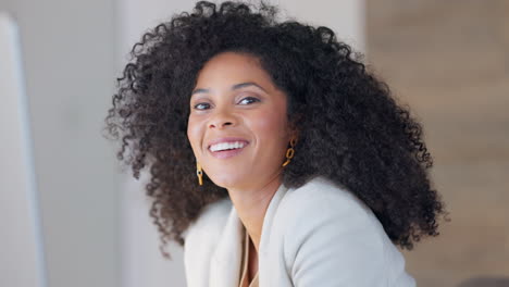 Retrato-De-Una-Mujer-De-Negocios-Negra-Sonriendo