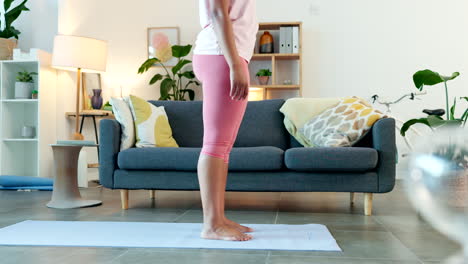 Junge-Frau-Macht-Zu-Hause-Yoga-Übungen