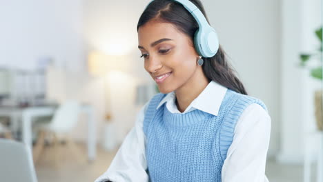 Trendy-young-business-woman-with-headphones