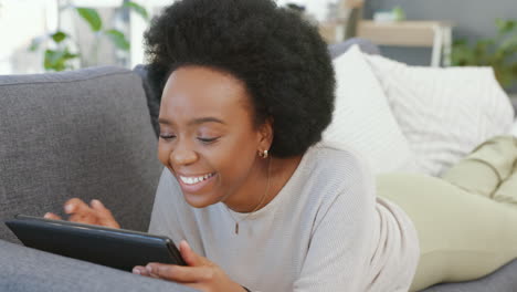 Lachende-Afro-Frau,-Die-Ein-Digitales-Tablet-Zum-Streamen-Nutzt