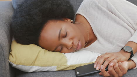 Mujer-Negra-Cansada-Enviando-Mensajes-De-Texto-Por-Teléfono-Mientras-Descansa