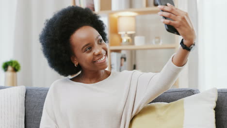 Schwarze-Frau-Posiert-Und-Macht-Selfies