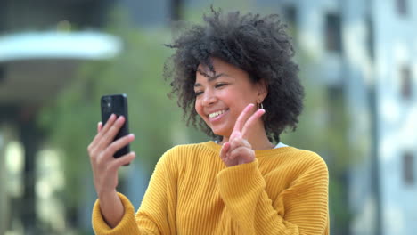 Divertido-Estudiante-Afro-Tomando-Selfies-En-El-Teléfono