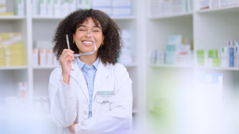A-friendly-female-pharmacist-with-a-bright-smile