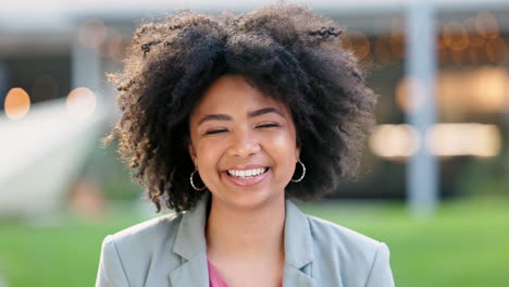 Portrait-of-laughing-reporter-with-afro-standing