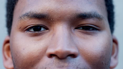 Nahaufnahmeporträt-Eines-Selbstbewussten-Schwarzen-Mannes,-Der-Blinzelt