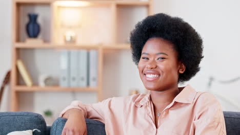 Retrato-De-Una-Mujer-Negra-Feliz-Sonriendo