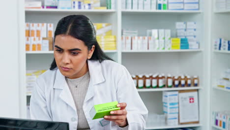 A-pharmacist-confirming-medicine-order