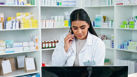 Pharmacist-behind-a-drugstore-counter-talking-to