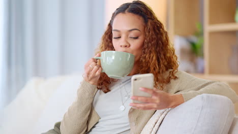 Woman-sitting-while-drinking-coffee