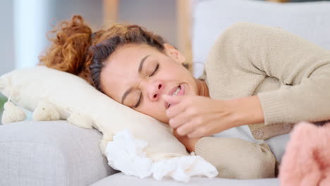 Eine-Schlafende-Kranke-Frau,-Die-An-Grippe-Leidet