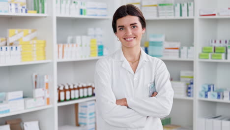 Friendly-pharmacist-ready-to-advise-patients