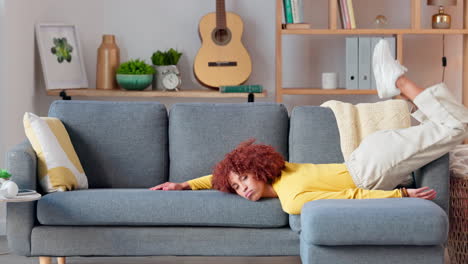 Müde-Und-Gelangweilte-Frau-Fällt-Auf-Eine-Couch