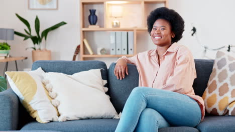 Lachende-Afro-Frau-Entspannt-Sich-Auf-Dem-Sofa-Zu-Hause