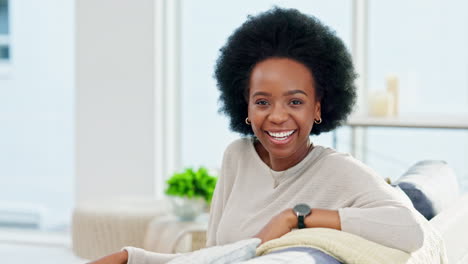 Porträt-Einer-Glücklichen-Afro-Frau,-Die-Es-Sich-Auf-Dem-Sofa-Gemütlich-Macht