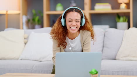 Au-Pair-Mädchen-Mit-Laptop-Und-Kopfhörern-Für-Videoanrufe