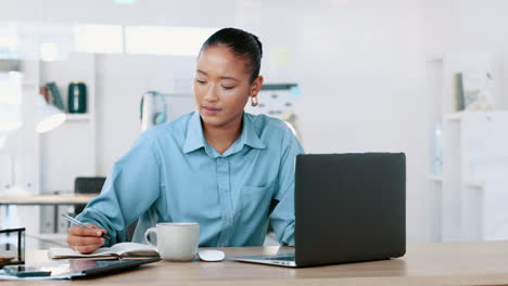 Female-business-worker-working-on-a-computer