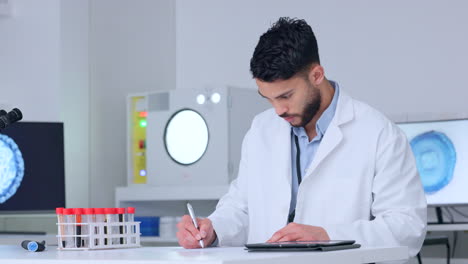 Medical-science-lab-assistant-working-on-new