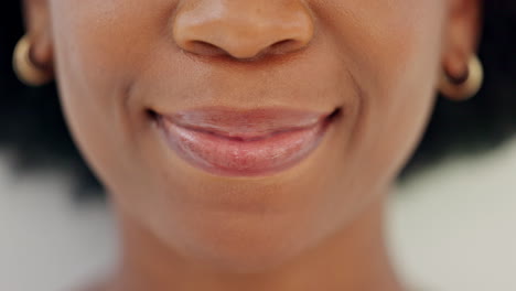 Nahaufnahme-Eines-Lächelnden-Zahnarztes,-Der-Weiße-Zähne-Zeigt