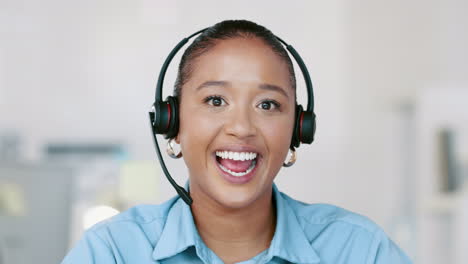 Call-center-agent-answering-and-talking-online