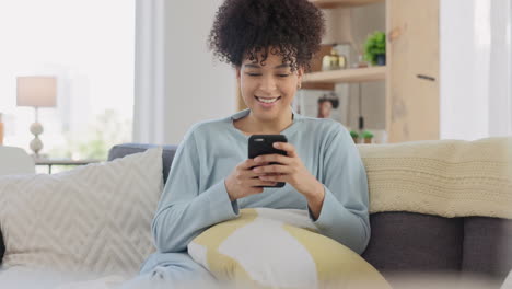 Mujer-Negra-Feliz-Enviando-Mensajes-De-Texto-Por-Teléfono