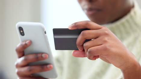Frau-Kauft-Online-Mit-Ihrer-Kreditkarte-Ein