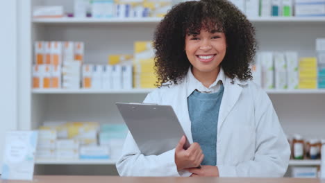 Portrait-of-happy-pharmacist-holding-a-clipboard