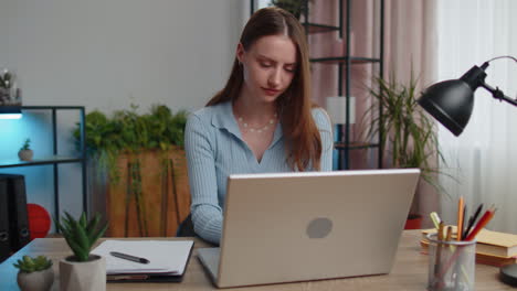 Junge-Geschäftsfrau-Sitzt-Im-Heimbüro-Und-Schließt-Den-Laptop-PC-Nach-Beendigung-Der-Arbeit,-E-Learning
