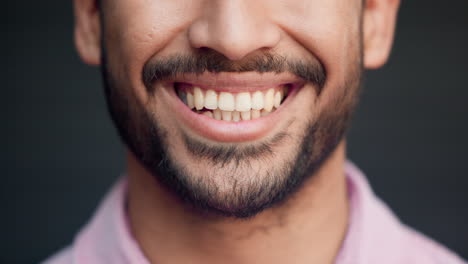 Perfekte-Zähne-Mit-Einem-Glücklich-Lächelnden-Manngefühl